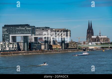Krangebäude, am Zollhafen, Köln Süd, Wohn- und Bürohochhäuser, Frachtschiffe, Kölner Dom, Köln, NRW, Deutschland, Stockfoto