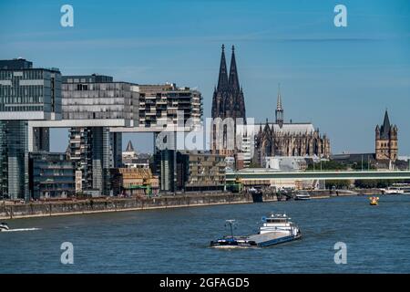 Krangebäude, am Zollhafen, Köln Süd, Wohn- und Bürohochhäuser, Frachtschiffe, Kölner Dom, Köln, NRW, Deutschland, Stockfoto