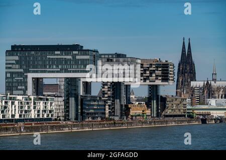 Krangebäude, am Zollhafen, Köln Süd, Wohn- und Bürohochhäuser, Frachtschiffe, Kölner Dom, Köln, NRW, Deutschland, Stockfoto