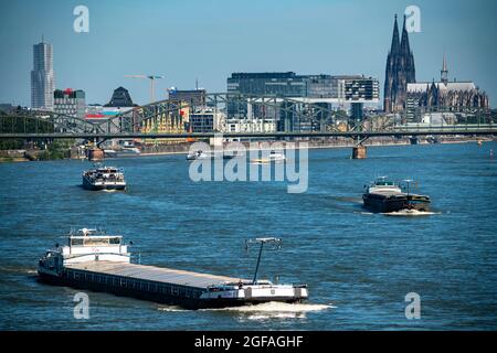 Krangebäude, am Zollhafen, Köln Süd, Wohn- und Bürohochhäuser, Frachtschiffe, Kölner Dom, Eisenbahnbrücke Südbrücke, C Stockfoto