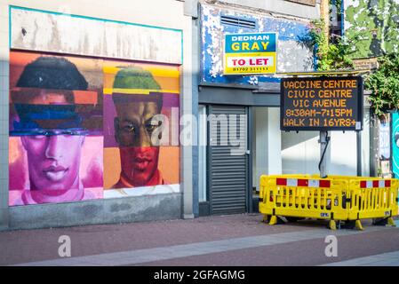 Schild des COVID-Impfzentrums, geschlossen, an Bord von Geschäften in der High Street, Southend on Sea. Gewerbeimmobilien zu vermieten Zeichen und Marcus Rashford Graffiti Kunst Stockfoto
