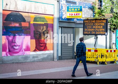 Schild des COVID-Impfzentrums, geschlossen, an Bord von Geschäften in der High Street, Southend on Sea. Gewerbeimmobilien zu vermieten Zeichen und Marcus Rashford Graffiti Kunst Stockfoto
