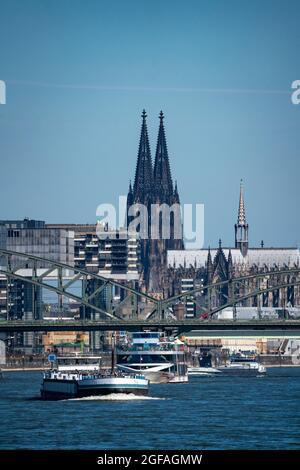 Krangebäude, am Zollhafen, Köln Süd, Wohn- und Bürohochhäuser, Frachtschiffe, Kölner Dom, Eisenbahnbrücke Südbrücke, C Stockfoto