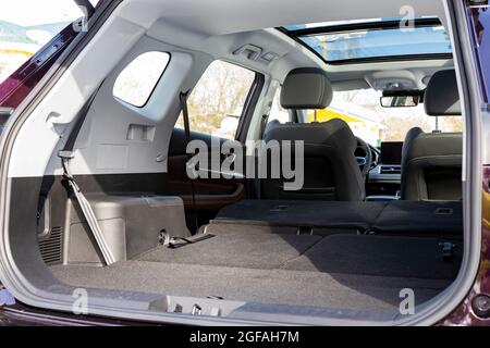 Ein riesiges Auto Innenraum mit den Rücksitzen nach unten gefaltet. Großes Gepäckraum eines Familienwagens. Auto Klappsitze und große Volumen leeren Kofferraum und Stockfoto