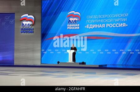 Moskau, Russland. August 2021. Der russische Präsident Wladimir Putin hält eine Rede auf dem 20. Parteitag der Vereinigten Russischen Föderation am 24. August 2021 in Moskau, Russland. Quelle: Planetpix/Alamy Live News Stockfoto