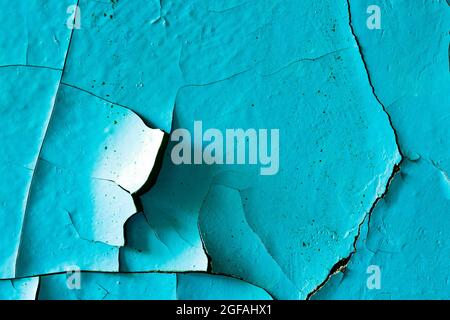 Wand mit blauer Farbe in den Rissen. Hintergrund für Design. Grunge Textur Stockfoto