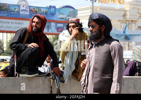 Kabul, Afghanistan. August 2021. Taliban-Kämpfer stehen während einer Evakuierung am Flughafen in Kabul, Afghanistan, am Dienstag, den August, vor dem Hamid Karzai International Airport Wache. 24, 2021. Foto von Bashir Darwish/ Credit: UPI/Alamy Live News Stockfoto