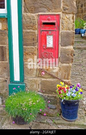 Postkasten in Robin Hood Bay Dorf Straßenszenen. Robin Hood's Bay - kleines Fischerdorf und eine Bucht im North York Moors National Park. Stockfoto