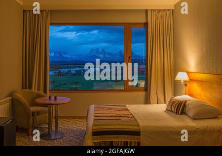 Inneneinrichtung des Hotelzimmers mit Blick auf den Cuernos del Paine, den Nationalpark Torres del Paine, Patagonien, Chile. Stockfoto