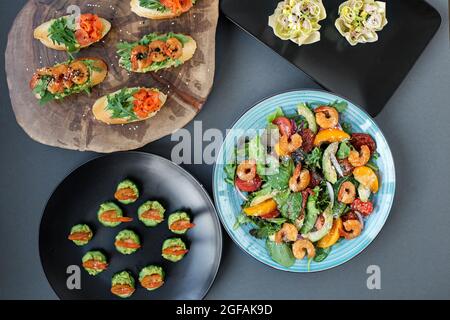 Bruschetta-Salat mit Meeresfrüchten von oben Stockfoto