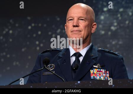 Colorado Springs, Usa. August 2021. John Raymond, der Leiter der Raumfahrtbehörde der USA, hält die Keynote während des 36. Weltraumsymposiums am 24. August 2021 in Colorado Springs, Colorado. Quelle: Planetpix/Alamy Live News Stockfoto