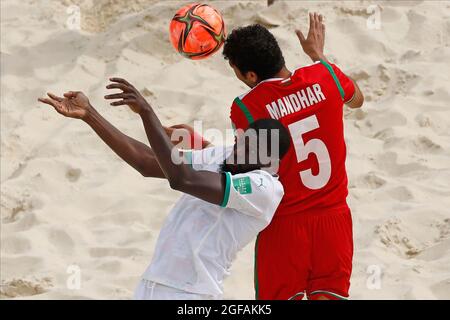 Moskau, Russland. 24. August 2021; Luzhniki Stadium, Moskau, Russland: FIFA World Cup Beach Football Turnier; Mandhar Al Araimi aus Oman tritt mit Raoul Mendy aus Senegal während des Spiels zwischen Oman und Senegal in der 3. Runde der Gruppe D an.Credit: Action Plus Sports Images/Alamy Live News Stockfoto