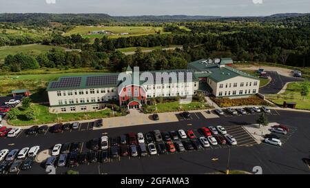 Luftaufnahme des solarbetriebenen Organic Valley Hauptquartiers und des umliegenden Kickapoo Valley Reserve State Natural Area in LaFarge, Wisconsin, USA Stockfoto