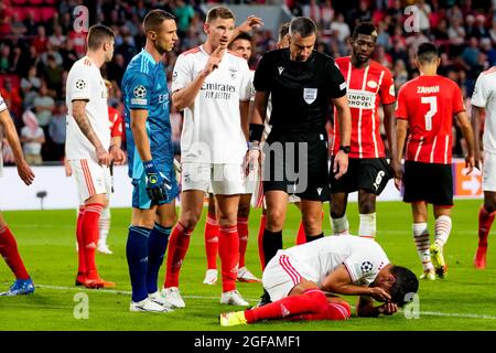 Eindhoven, Niederlande. August 2021. EINDHOVEN, NIEDERLANDE - 24. AUGUST: Odisseas Vlachodimos von Benfica, Jan Vertonghen von Benfica und Schiedsrichter Slavko Vincic während der UEFA Champions League Play-offs die zweite Etappe zwischen PSV und Benfica im Philips Stadion am 24. August 2021 in Eindhoven, Niederlande (Foto von Geert van Erven/Orange Picics) Quelle: Orange Pics BV/Alamy Live News Stockfoto