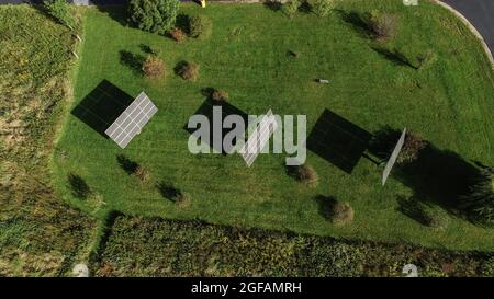Luftaufnahme des solarbetriebenen Organic Valley Hauptquartiers und des umliegenden Kickapoo Valley Reserve State Natural Area in LaFarge, Wisconsin, USA Stockfoto