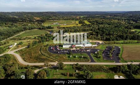 Luftaufnahme des solarbetriebenen Organic Valley Hauptquartiers und des umliegenden Kickapoo Valley Reserve State Natural Area in LaFarge, Wisconsin, USA Stockfoto