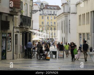 Lissabon, Portugal. August 2021. (INT) Bewegung der Menschen in Lissabons touristischen Orten. 24. August 2021, Lissabon, Portugal, Brasilien: Bewegung von Menschen in touristischen Orten in der Stadt Lissabon, Hauptstadt von Portugal, am Dienstag (24), während des europäischen Sommers. (Bild: © Edson De Souza/TheNEWS2 über ZUMA Press Wire) Stockfoto