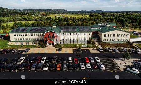 Luftaufnahme des solarbetriebenen Organic Valley Hauptquartiers und des umliegenden Kickapoo Valley Reserve State Natural Area in LaFarge, Wisconsin, USA Stockfoto