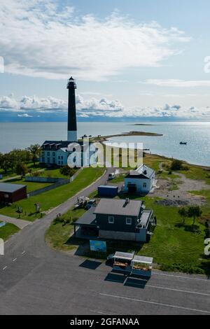 Sõrve säär, Saaremaa, Estland - 23. August 2021: Spitze des Kaps von Sõrve mit Leuchtturm von Sõrve und magisch bewölktem Himmel. Luftdrohnenfoto in Saaremaa Sõrve Stockfoto