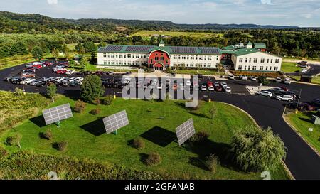 Luftaufnahme des solarbetriebenen Organic Valley Hauptquartiers und des umliegenden Kickapoo Valley Reserve State Natural Area in LaFarge, Wisconsin, USA Stockfoto