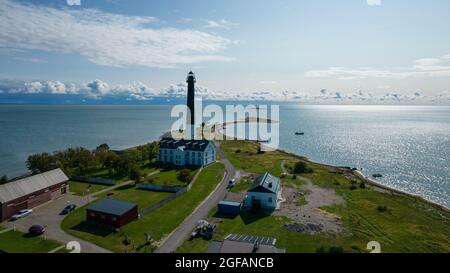 Sõrve säär, Saaremaa, Estland - 23. August 2021: Spitze des Kaps von Sõrve mit Leuchtturm von Sõrve und magisch bewölktem Himmel. Luftdrohnenfoto in Saaremaa Sõrve Stockfoto