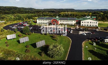 Luftaufnahme des solarbetriebenen Organic Valley Hauptquartiers und des umliegenden Kickapoo Valley Reserve State Natural Area in LaFarge, Wisconsin, USA Stockfoto