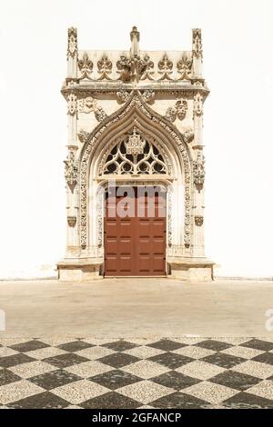 Manuelines Portal der Kirche von São João Baptista in Tomar, Portugal, an einem sonnigen Tag. Stockfoto