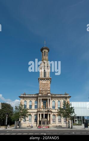 Außenansicht des Stadthauses von Irvine (1862 von James Ingram entworfen) mit dem Mercat Cross /war Memorial davor. Viel Platz für Kopien. Stockfoto