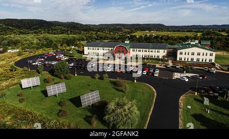Luftaufnahme des solarbetriebenen Organic Valley Hauptquartiers und des umliegenden Kickapoo Valley Reserve State Natural Area in LaFarge, Wisconsin, USA Stockfoto