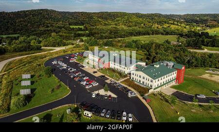 Luftaufnahme des solarbetriebenen Organic Valley Hauptquartiers und des umliegenden Kickapoo Valley Reserve State Natural Area in LaFarge, Wisconsin, USA Stockfoto