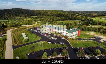 Luftaufnahme des solarbetriebenen Organic Valley Hauptquartiers und des umliegenden Kickapoo Valley Reserve State Natural Area in LaFarge, Wisconsin, USA Stockfoto