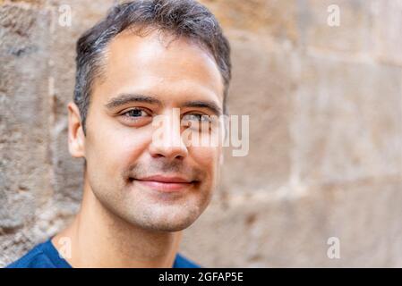 Nahaufnahme eines lächelnden lateinischen Mannes mit Heterochromie Stockfoto