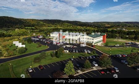 Luftaufnahme des solarbetriebenen Organic Valley Hauptquartiers und des umliegenden Kickapoo Valley Reserve State Natural Area in LaFarge, Wisconsin, USA Stockfoto
