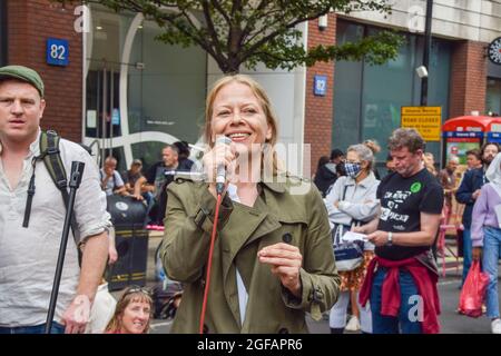 London, Großbritannien. August 2021. Sian Berry von den Grünen spricht mit den Demonstranten. Extinction Rebellion Demonstranten blockierten den Cambridge Circus im West End am zweiten vollen Tag ihrer zweiwöchigen Kampagne Impossible Rebellion und forderten die britische Regierung auf, in der Klima- und Umweltkrise sinnvoll zu handeln. (Kredit: Vuk Valcic / Alamy Live News) Stockfoto