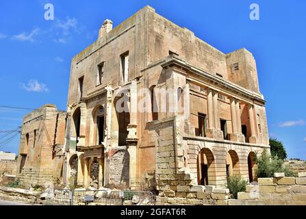 MARSAXLOKK, MALTA - 10. Sep 2015: Die Villa Sans Souci, eine verlassene Villa in Ruinen, auf dem Land von Marsaxlokk, Malta Stockfoto