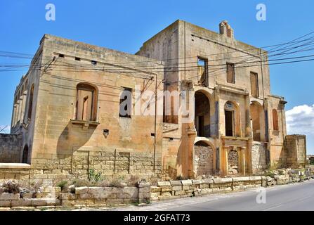 MARSAXLOKK, MALTA - 10. Sep 2015: Die Villa Sans Souci, eine verlassene Villa in Ruinen, auf dem Land von Marsaxlokk, Malta Stockfoto