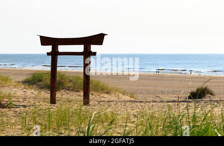 Torii-Tor vor dem Meer. Am Strand von Mar de las Pampas, Buenos Aires, Argentinien. Stockfoto