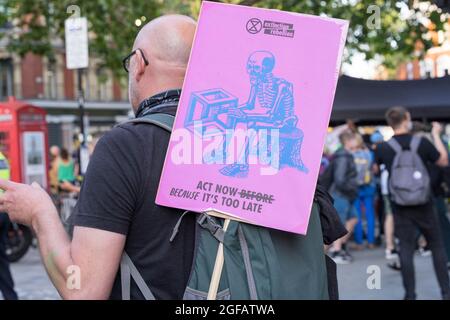 Cambridge Circus, London, Großbritannien. August 2021. Die Protestierenden des Klimawandels vom Aussterben Rebellion protestieren am Cambridge Circus und blockieren die Charing Cross Straße auf dem Weg zum Trafalgar Square. Quelle: Xiu Bao/Alamy Live News Stockfoto