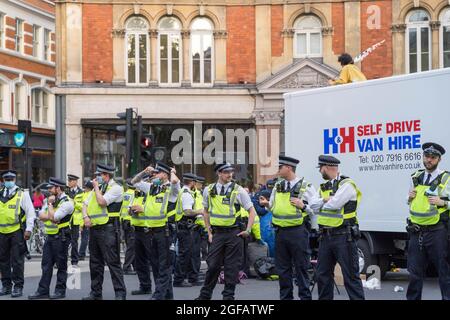 Cambridge Circus, London, Großbritannien. August 2021. Die Protestierenden des Klimawandels vom Aussterben Rebellion protestieren am Cambridge Circus und blockieren die Charing Cross Straße auf dem Weg zum Trafalgar Square. Quelle: Xiu Bao/Alamy Live News Stockfoto