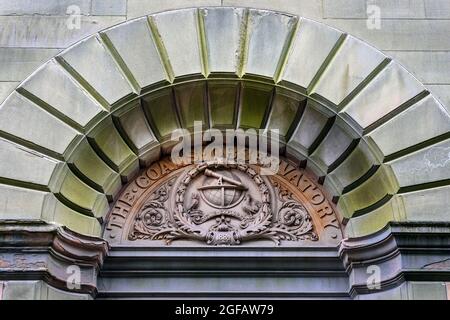 Geschnitztes Motiv über dem Eingang zum Coats Observatory, Paisley, Renfrewshire, Schottland, Großbritannien Stockfoto
