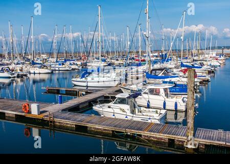 Troon Marina mit Yachten und Motorbooten, die an den schwimmenden Anlegestellen festgebunden sind, Troon, Ayrshire, Schottland, Großbritannien Stockfoto