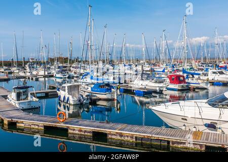 Troon Marina mit Yachten und Motorbooten, die an den schwimmenden Anlegestellen festgebunden sind, Troon, Ayrshire, Schottland, Großbritannien Stockfoto