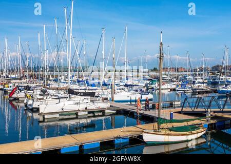 Troon Marina mit Yachten und Motorbooten, die an den schwimmenden Anlegestellen festgebunden sind, Troon, Ayrshire, Schottland, Großbritannien Stockfoto