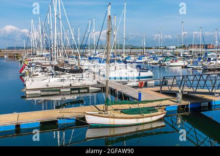 Troon Marina mit Yachten und Motorbooten, die an den schwimmenden Anlegestellen festgebunden sind, Troon, Ayrshire, Schottland, Großbritannien Stockfoto