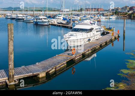 Troon Marina mit Yachten und Motorbooten, die an den schwimmenden Anlegestellen festgebunden sind, Troon, Ayrshire, Schottland, Großbritannien Stockfoto