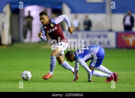 Aaron Ramsey (links) von Aston Villa und Connor Brown von Barrow kämpfen während des Carabao Cup-Spiels in der zweiten Runde im Dunes Hotel Stadium, Barrow-in-Furness, um den Ball. Bilddatum: Dienstag, 24. August 2021. Stockfoto