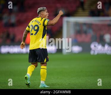 Watford, Großbritannien. August 2021. Cucho Hernandez aus Watford feiert sein Mannschaftsziel beim Carabao Cup-Spiel zwischen Watford und Crystal Palace in der Vicarage Road, Watford, England, am 24. August 2021. Foto von Andy Rowland. Quelle: Prime Media Images/Alamy Live News Stockfoto