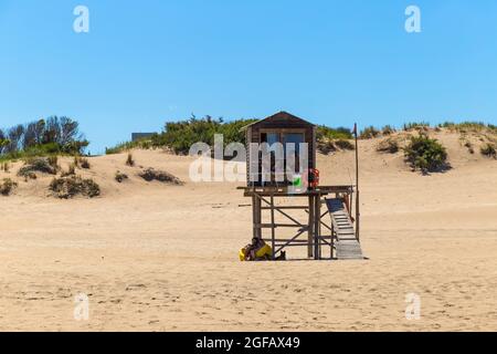 Zwei Rettungsschwimmer im Turm. Panoramablick auf den Strand von der Meerseite an einem sonnigen Sommertag. MAR DE LAS PAMPAS, BUENOS AIRES, ARGENTINIEN Stockfoto