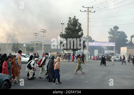 Kabul, Afghanistan. August 2021. Afghanen versammeln sich am Dienstag, den 24. August, vor dem Hamid Karzai International Airport, um aus dem Land zu fliehen. 2021. Foto von Bashir Darwish/UPI Credit: UPI/Alamy Live News Stockfoto