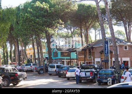 Stadtzentrum von Carilo. Eine schöne kleine Stadt in der Nähe des Meeres ohne gepflasterter Straßen. Carilo, Buenos Aires, Argentinien. Stockfoto